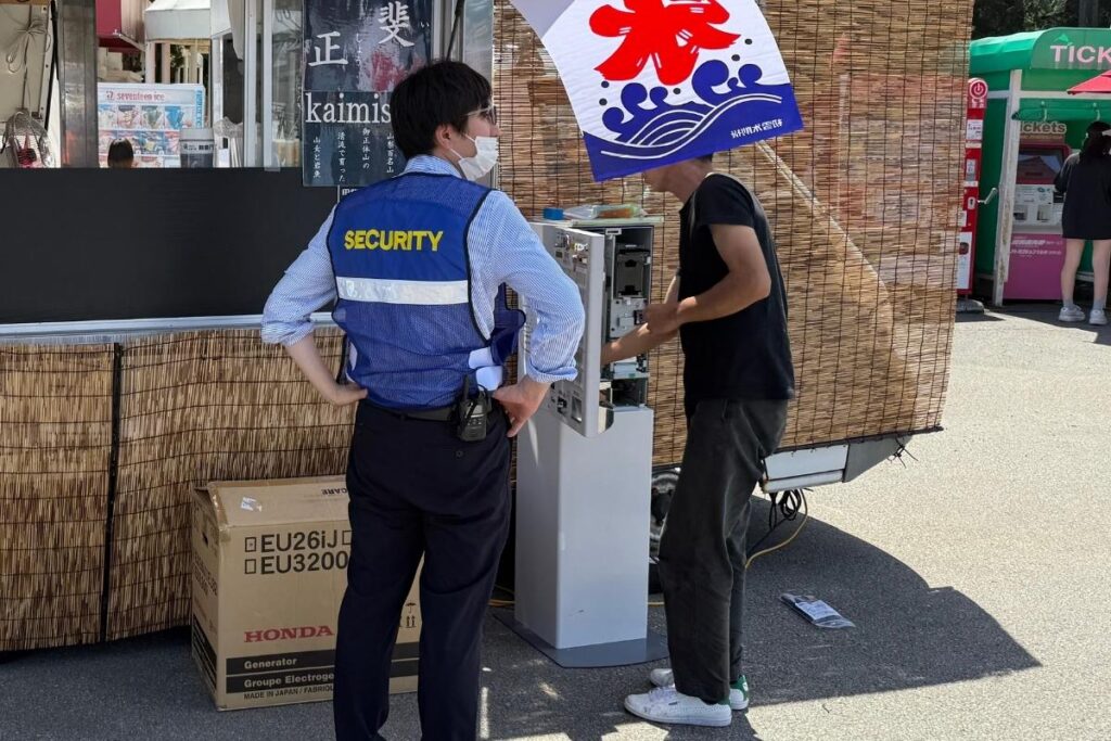 富士急ハイランドへ小型券売機VT-S20を設置 アフターフォローも完璧