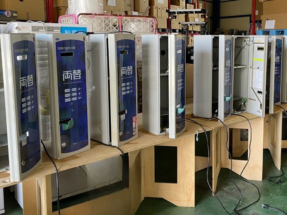 整備中のグローリー製の両替機ERD-20Q