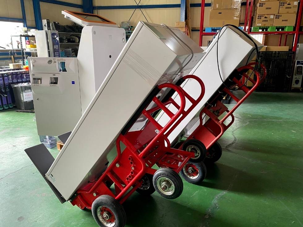 重量が150kgを超える券売機を特殊台車(ベンダートラック)に積んで運ぶことができる