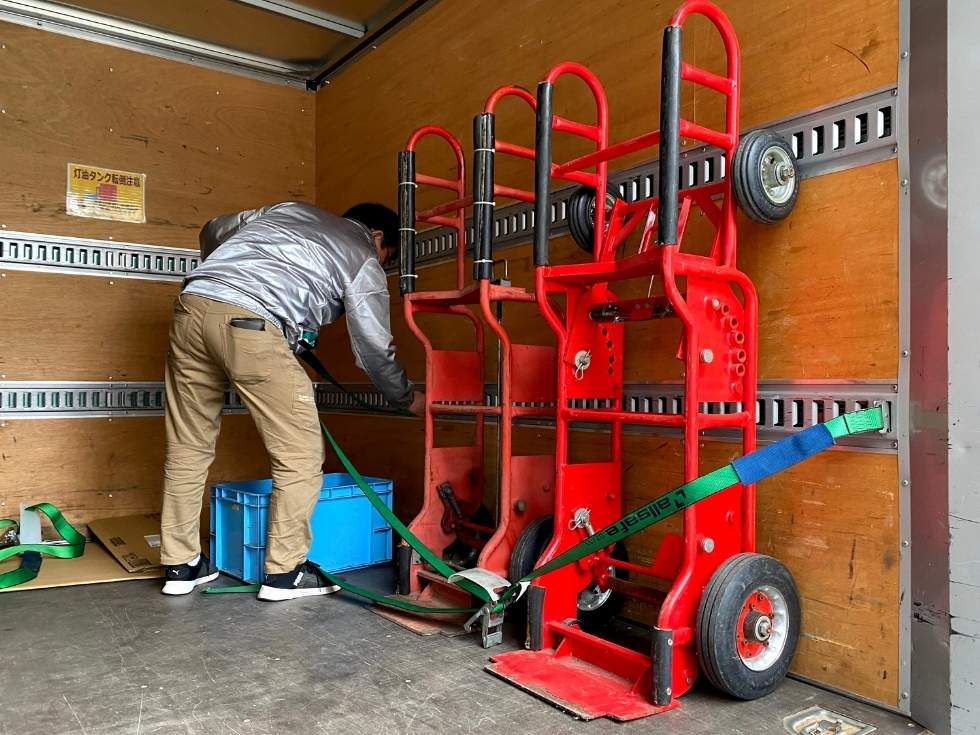 自社便で券売機の納品が終わった時の後片付けをするアトラスのスタッフ日下くん