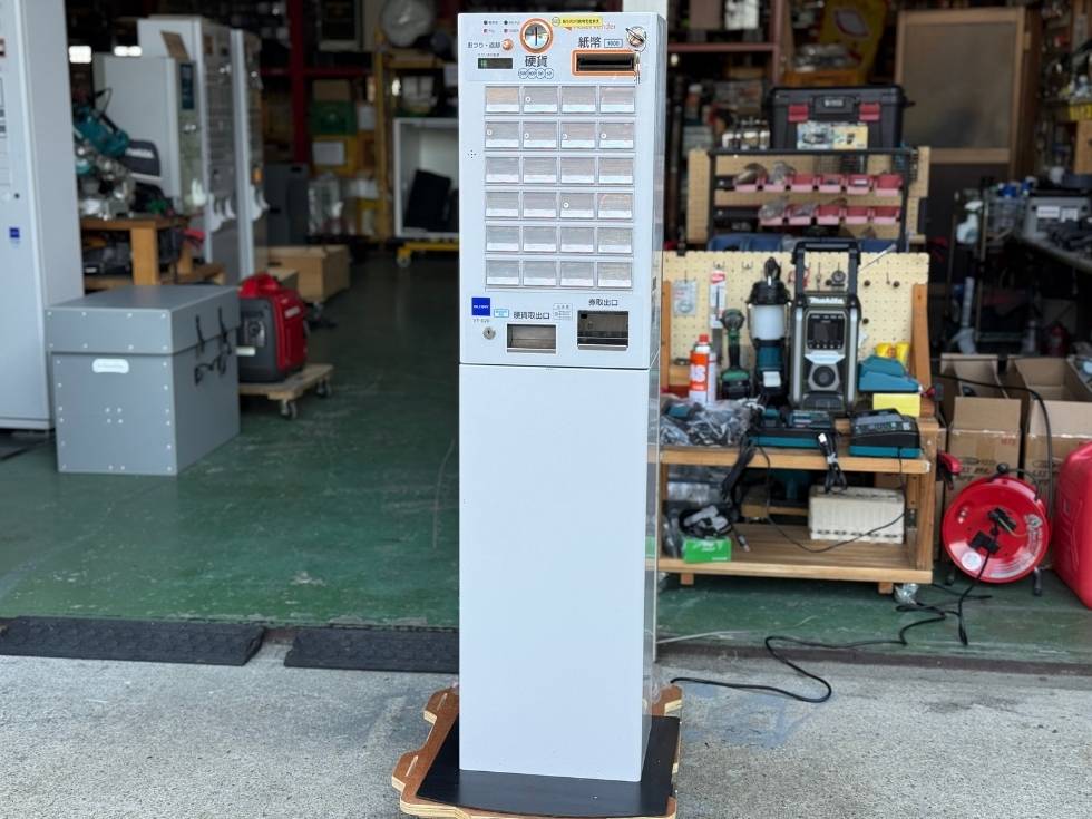 アトラスの倉庫前で券売機VT-S20を撮影