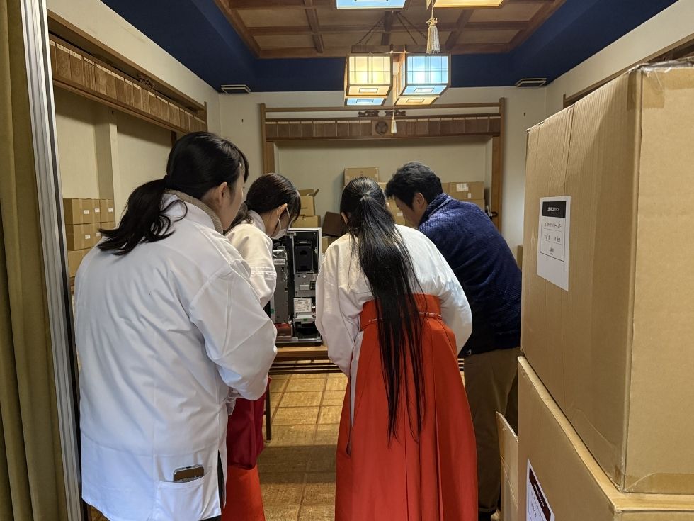 券売機の使い方をレクチャーするアトラスの社長と受講する東照宮の巫女さん