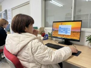 券売機のメニュー変更に取り組む当社の女性スタッフ