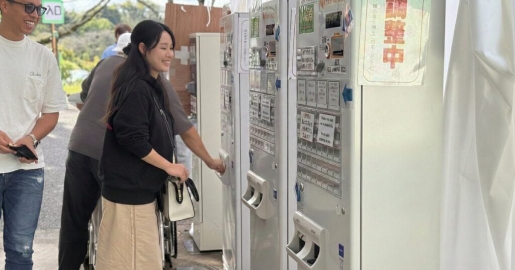 日高市の曼珠沙華祭りで入場券を買う女性