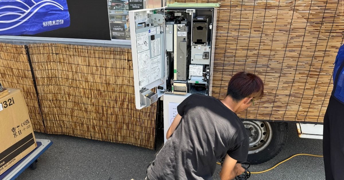 山梨県の富士急ハイランドで即日納品した券売機