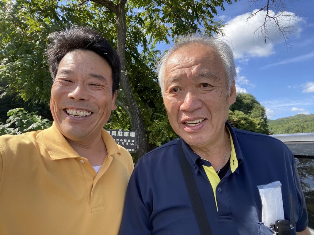 日高市巾着田公園の管理責任者山元さんと当社の社長の2ショット