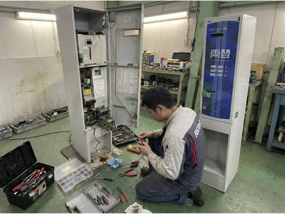 両替機ERD-20Qのメンテナンス風景 次のレンタルに向けて清掃と整備をスタッフが行っている