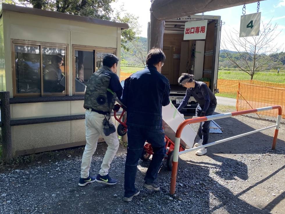 2024年毎年開催される日高市の彼岸花祭りで券売機を輸送するスタッフ