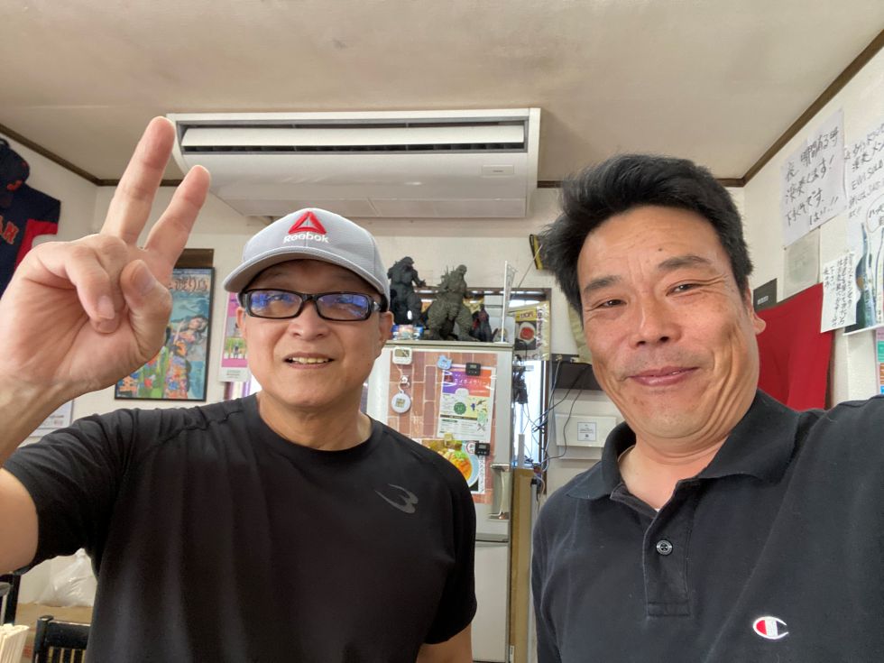 埼玉県坂戸市にある「麺やこうき」の店主とアトラス代表の2ショット