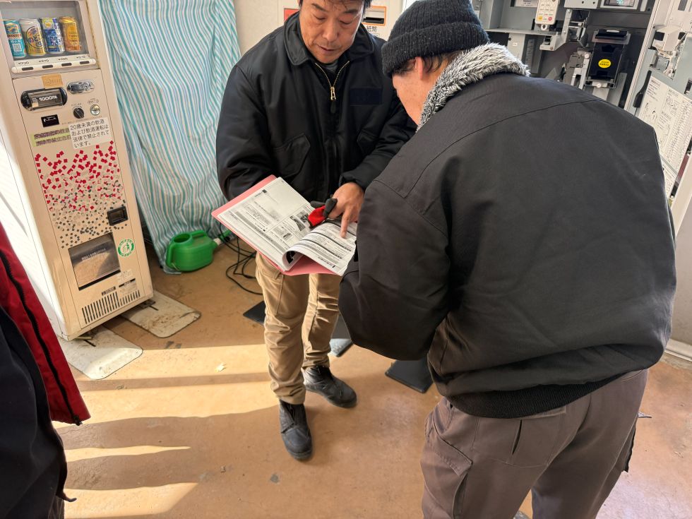 曽我別所梅まつりの食堂にて 券売機の操作方法を説明しているアトラス代表者の甲斐田伸一