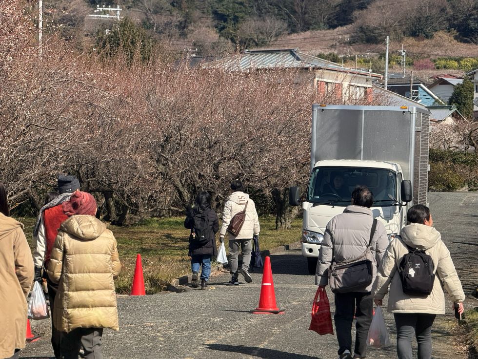 曽我別所の梅まつりイベントへ券売機を搬入している様子