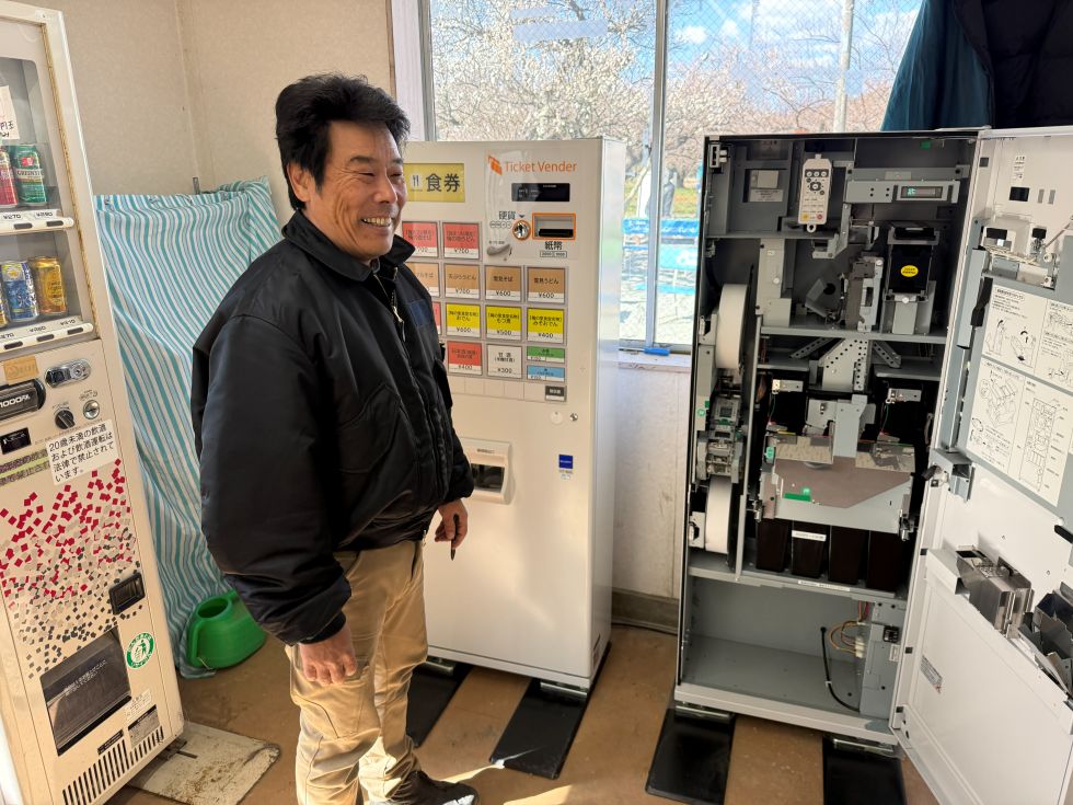 曽我別所梅まつりの食堂内に券売機を搬入 アトラス代表の甲斐田伸一 嬉しそうな笑顔