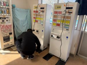 曾我別所梅まつりの食堂内に券売機を設置 アトラスのスタッフ亀山くん