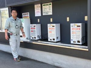 埼玉県東松山市にある「東松山ぼたん園」様からのご依頼 レンタル券売機3台とご担当者様