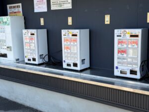 埼玉県東松山市にある「東松山ぼたん園」様へ自社搬入した券売機VT-S20×3台