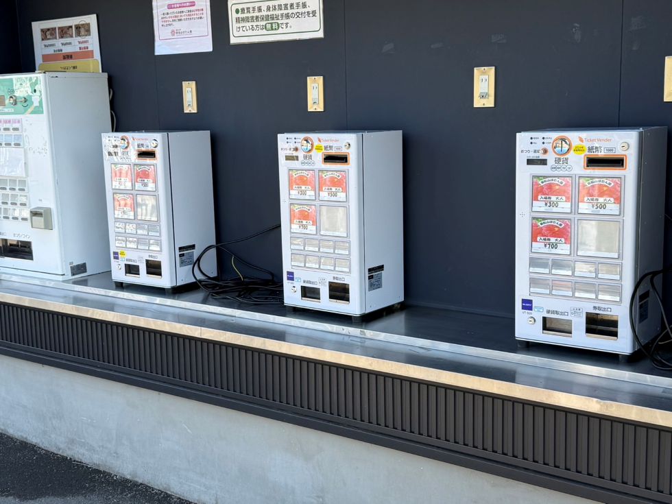 埼玉県東松山市にある「東松山ぼたん園」様へ自社搬入した券売機VT-S20×3台