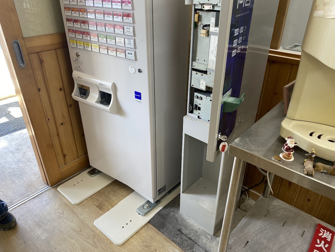 茨城県つくば市小田にある有名店「らーめん逆流」様の店内 券売機と両替機を設置