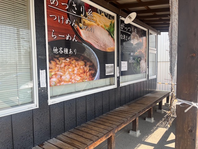 茨城県つくば市「らーめん逆流」様の店外風景 インパクト絶大なメニューPOP