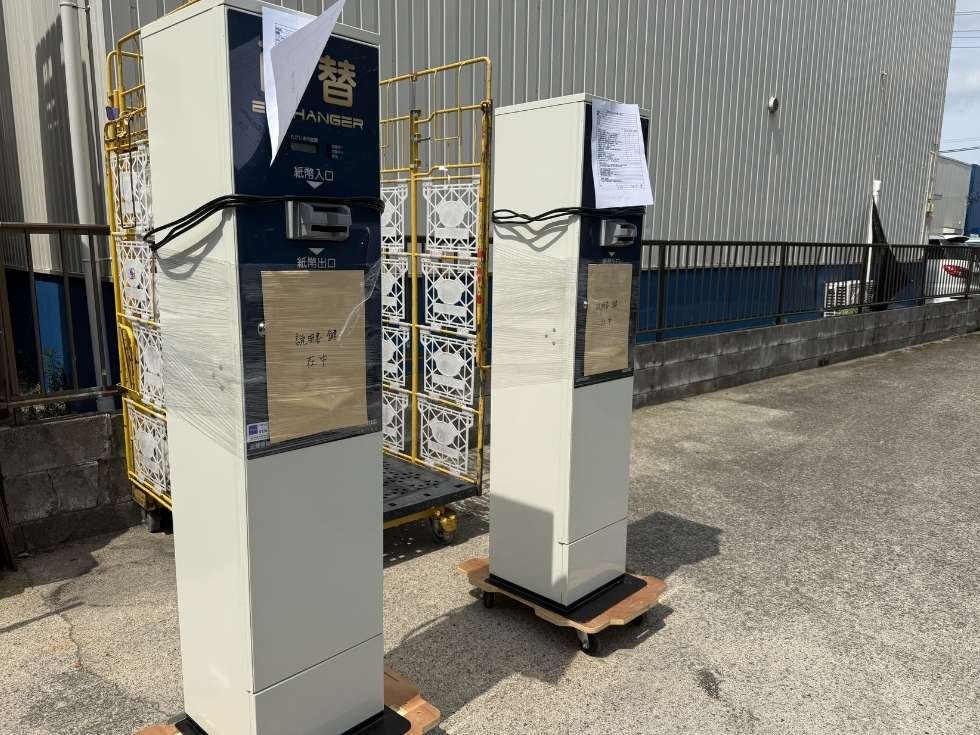 グリーンランド様へレンタルした高額紙幣対応両替機BX-108を2台並べた様子