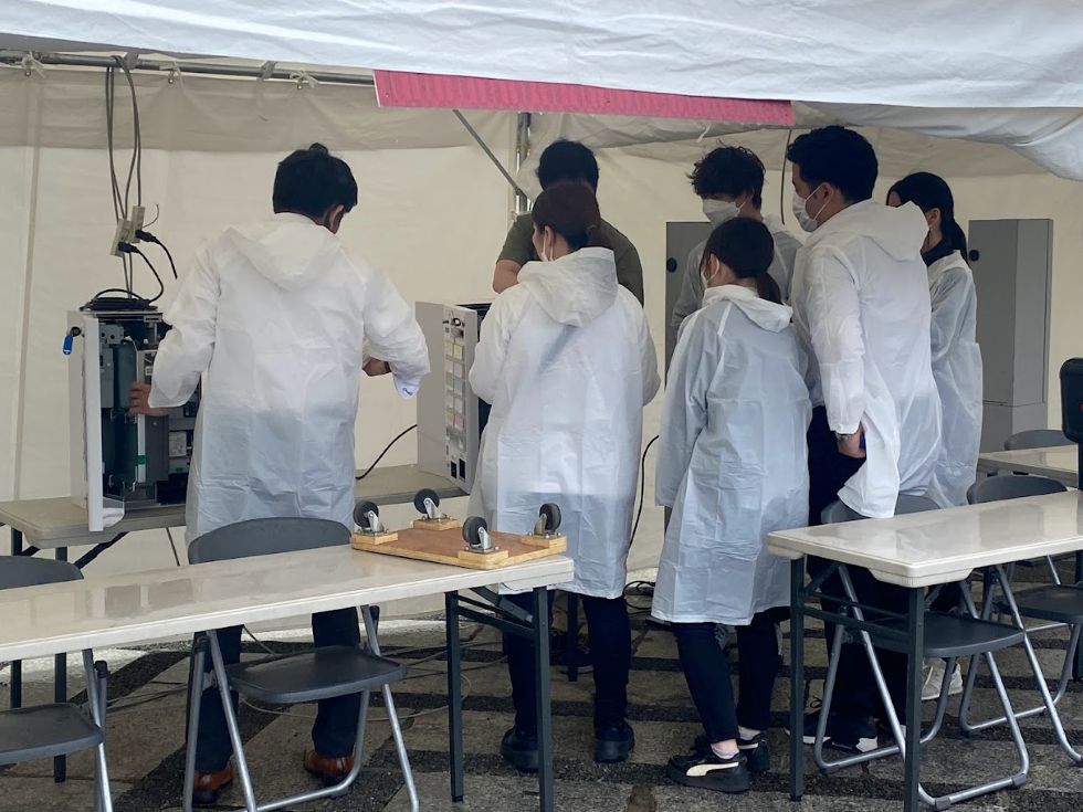 2023年5月 駒沢公園でのイベント「乾麺グランプリ」様へ設置搬入後、アトラスのスタッフ永田による券売機レクチャー