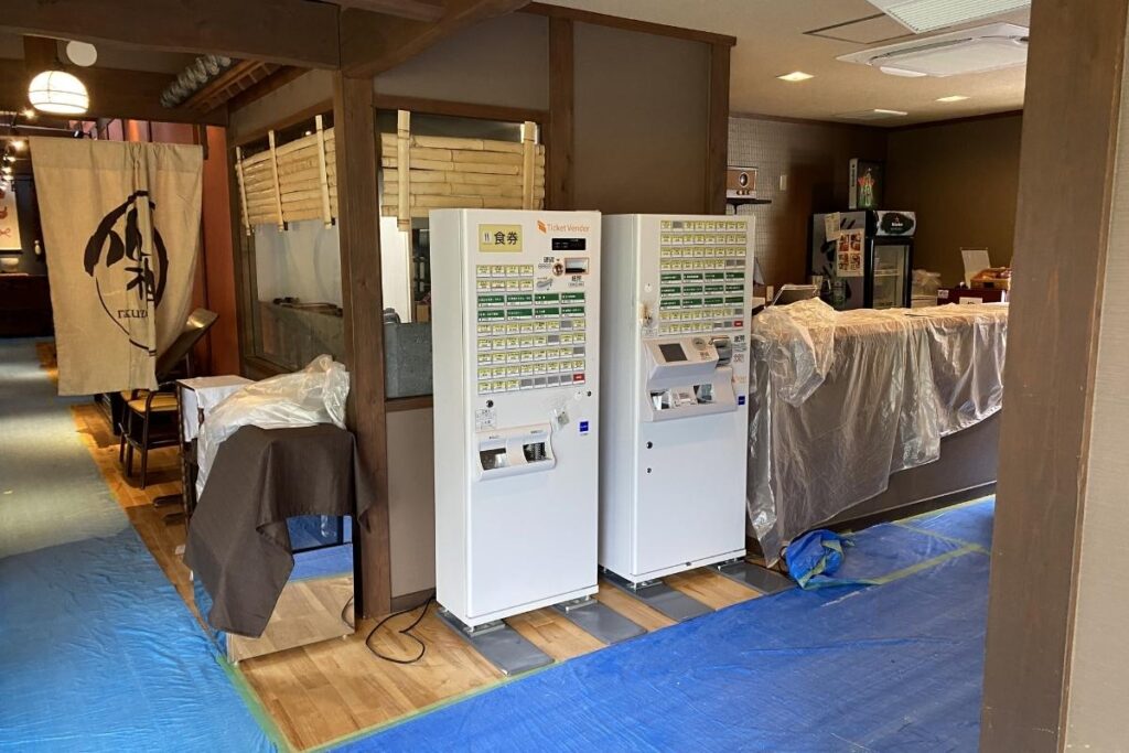 花和楽の湯の開店準備中ダイニングにVT-B20券売機を2台設置した様子