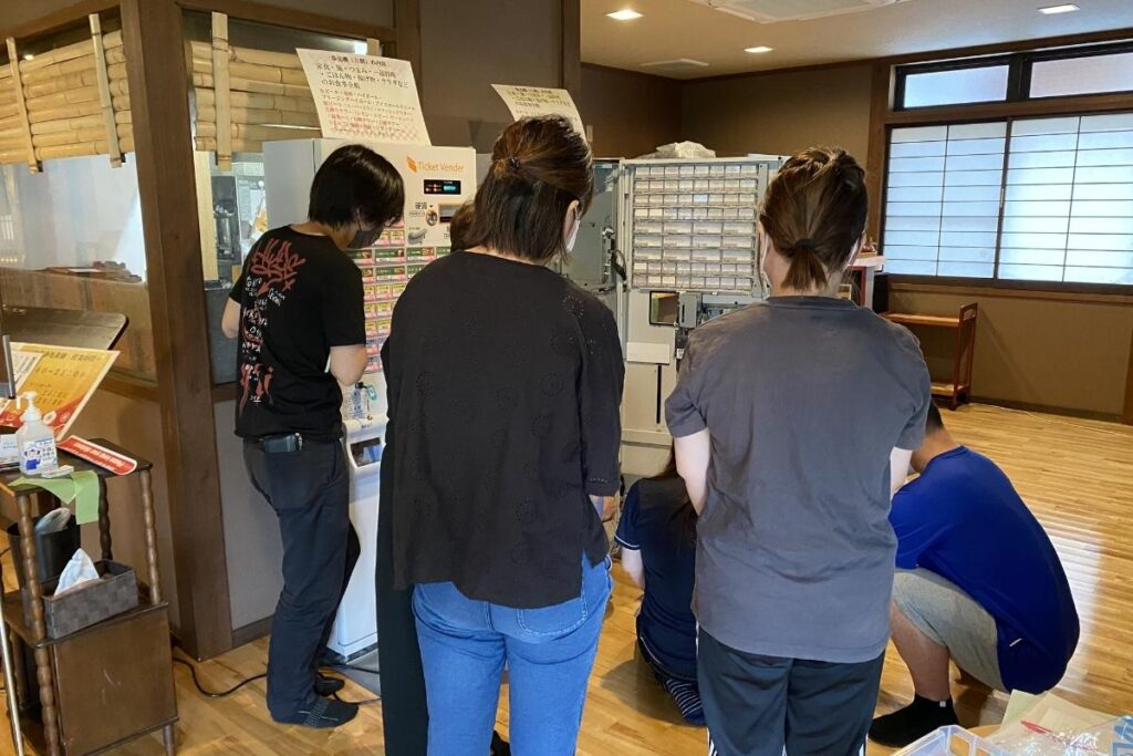 花和楽の湯で券売機導入前にスタッフ向け操作講習を行っている様子