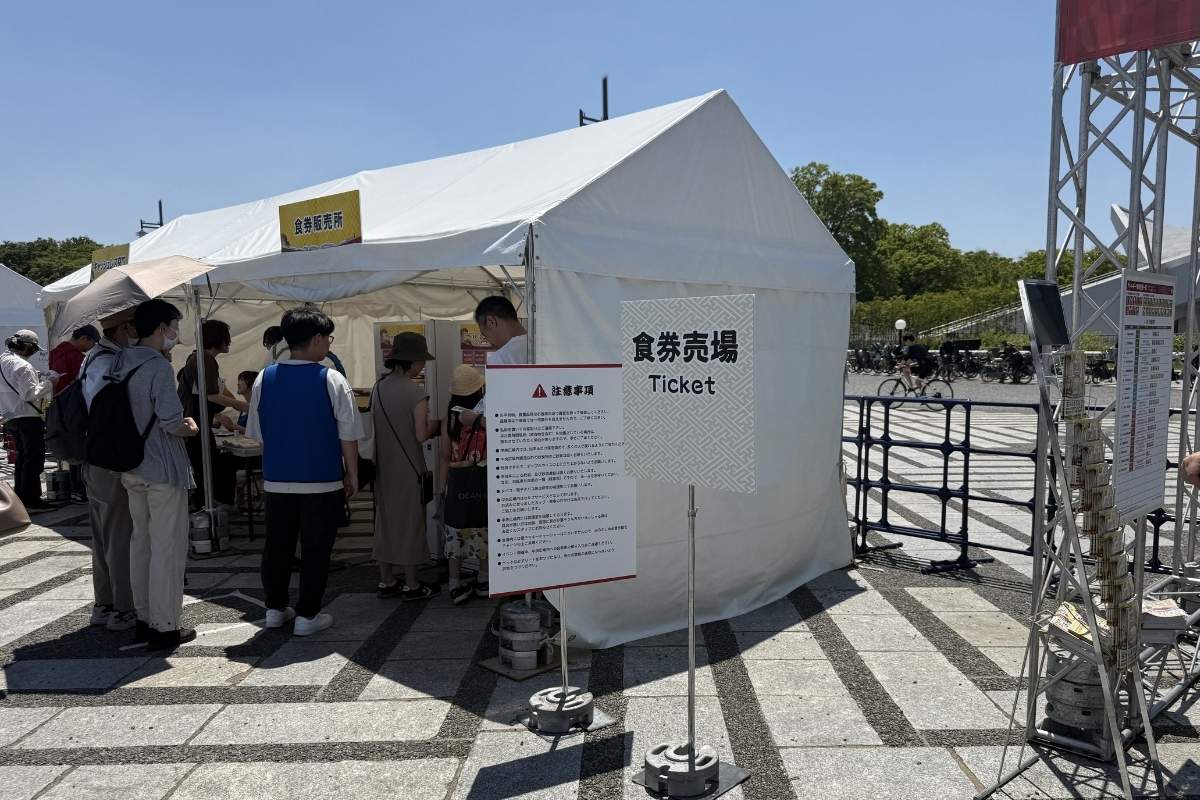 券売機の講習会で実際にお客様が券を購入している様子