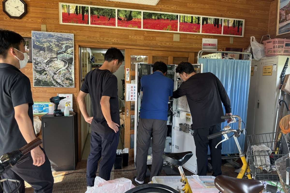 日高市の巾着田公園管理事務所で券売機の使い方をレクチャーしている様子