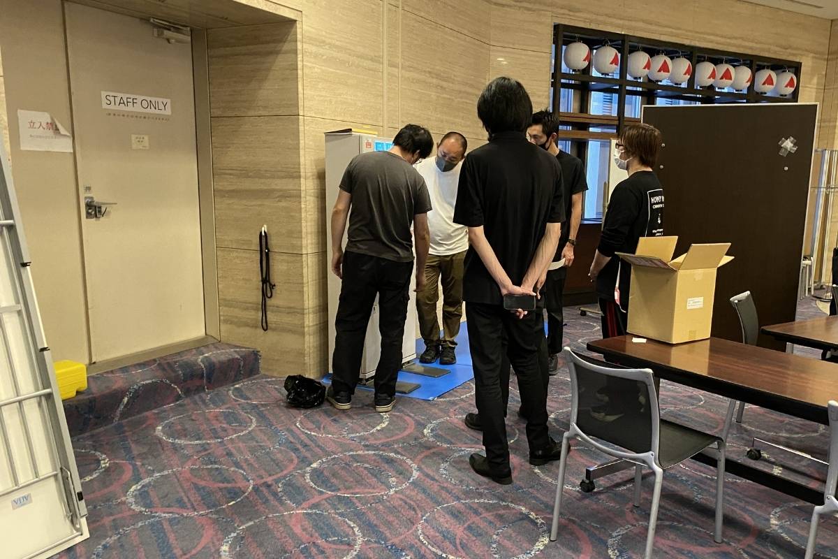 当社スタッフ永田がVT-G20券売機の取り扱いをレクチャーしている様子