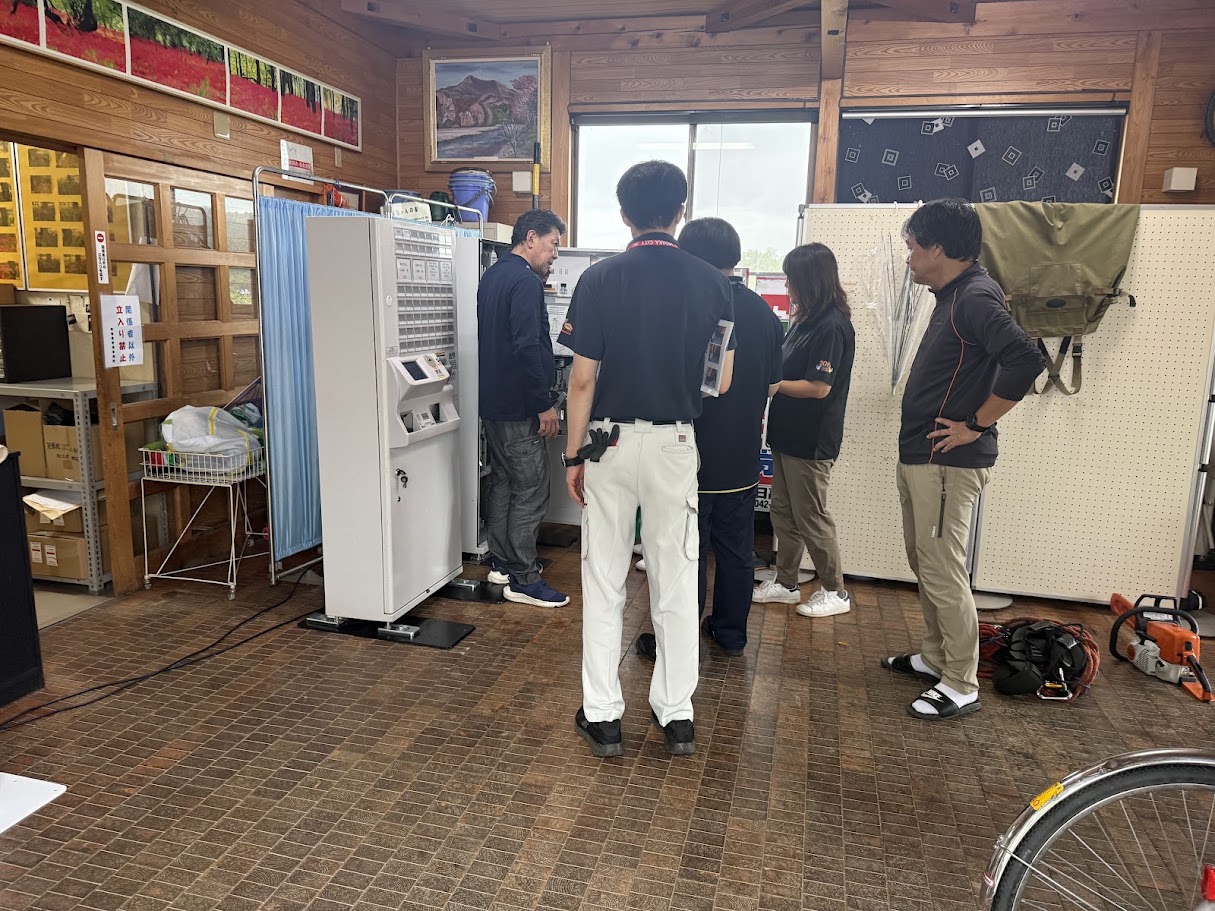 スタッフ向けに実施した券売機と両替機の操作講習
