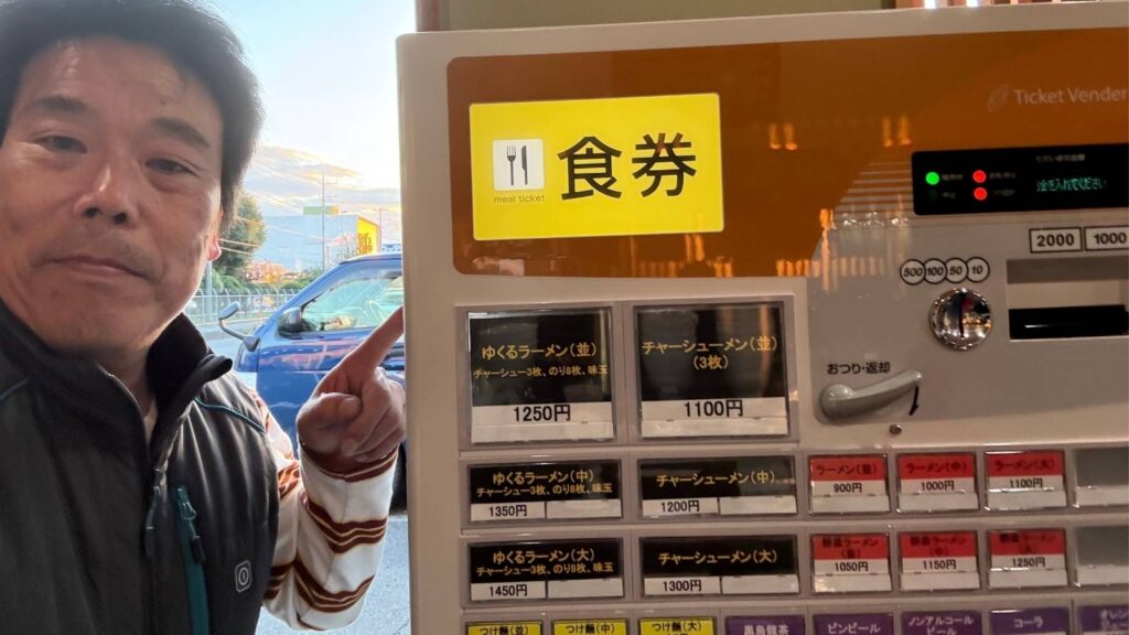 家系ラーメン店へ大型券売機を納品するアトラスの社長