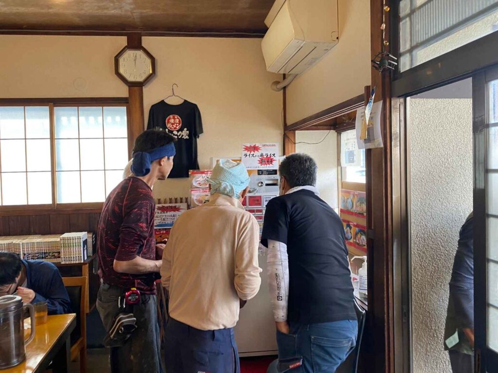 家系ラーメン無さぼり屋様でVT-B20券売機を設置した様子