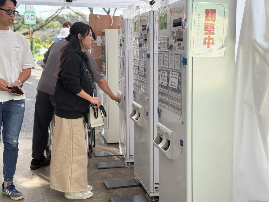 巾着田公園イベントで券売機から食券を購入する参加者