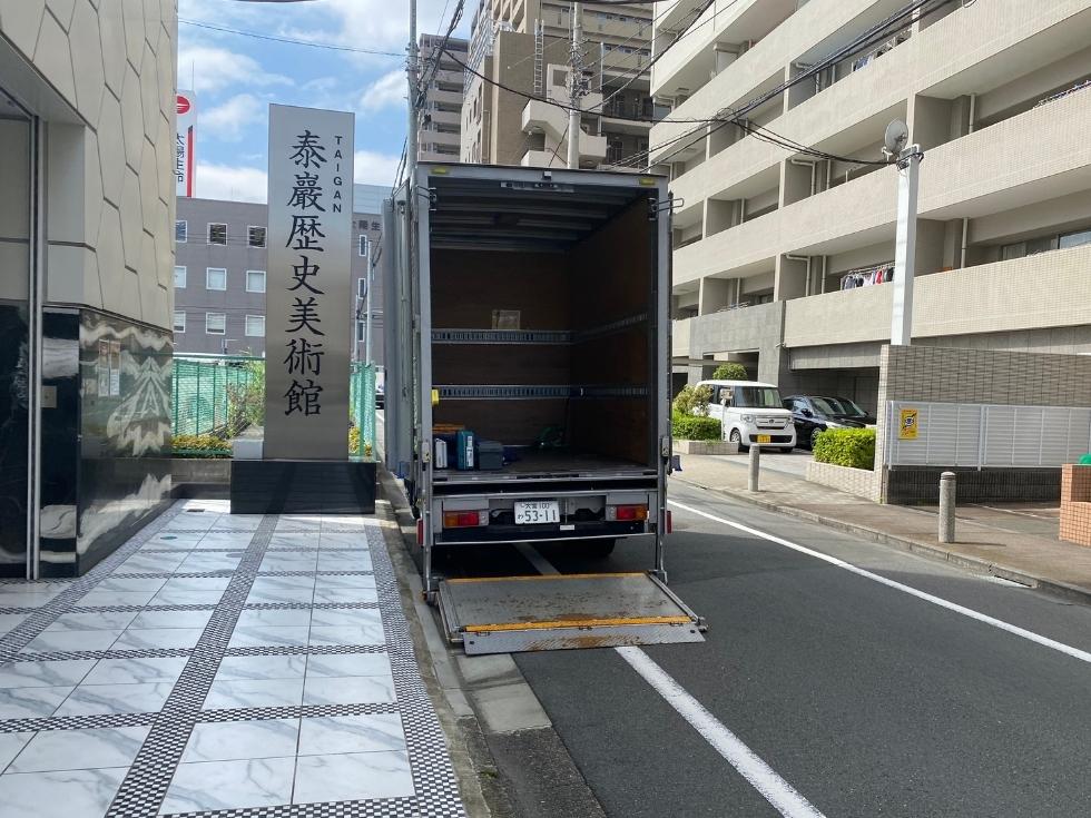 東京都町田市の泰巌美術館で不要になった券売機を引き取りした様子