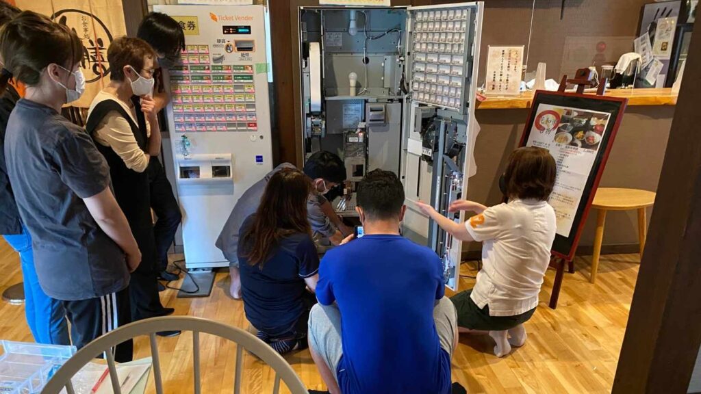 温泉施設内のラーメンを中心に提供する食堂へ券売機を納品した様子