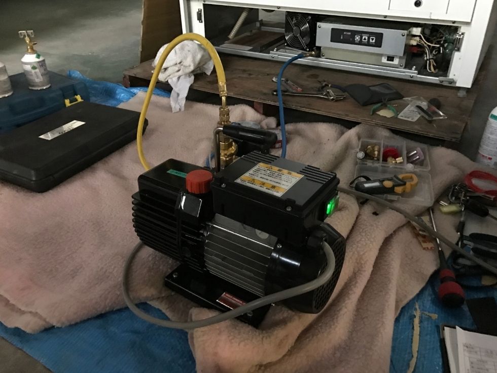 当社技術スタッフが専門工具で冷蔵ロッカーの冷媒ガス漏れを点検している様子