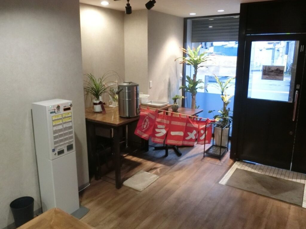 九州の佐伯ラーメン鶴亀様・店内に券売機を設置した様子