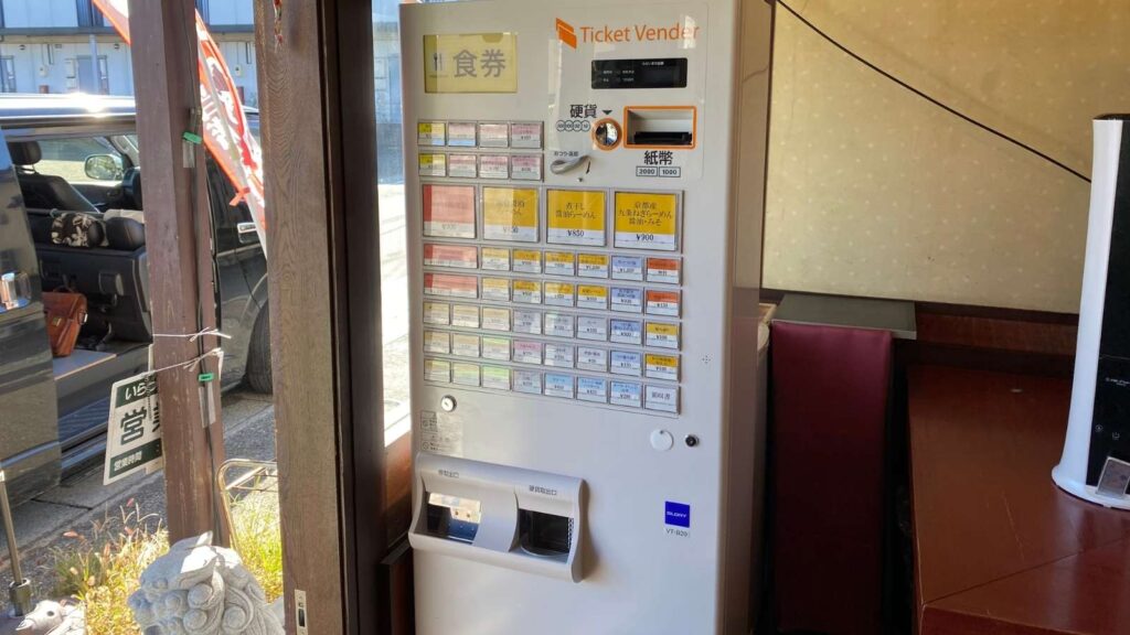 埼玉県のラーメンマルタツ様に大型券売機VT-B20を導入した様子
