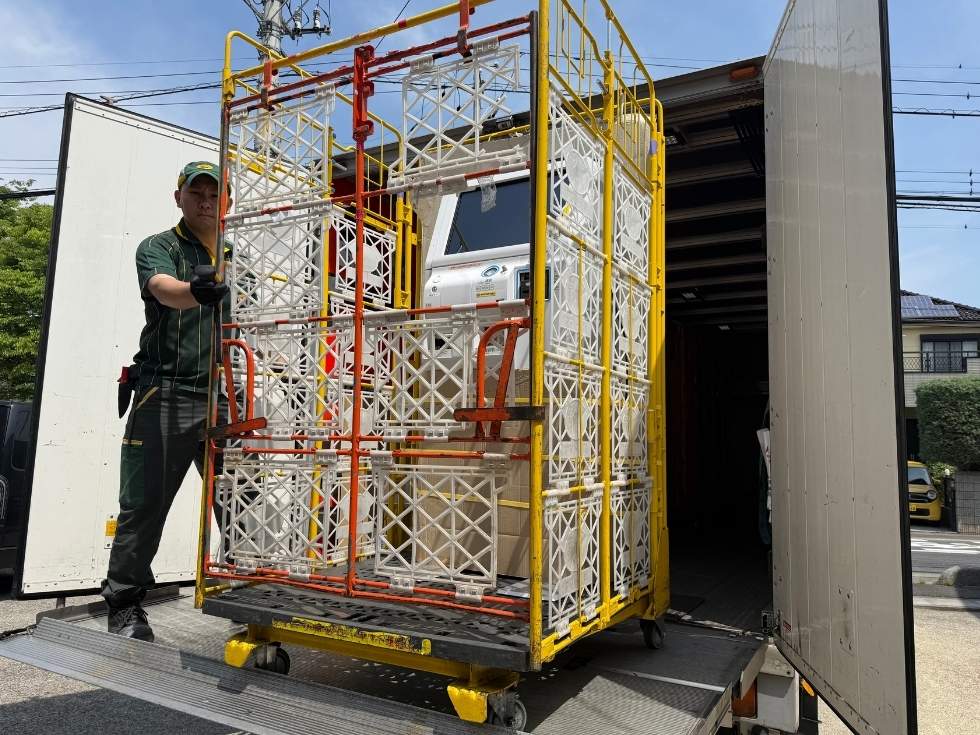 ヤマトボックスチャーター便で買取した券売機を荷下ろししている様子