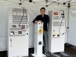 日高市にある巾着田公園 曼殊沙華祭りで使用するレンタル券売機と両替機、テントの設営